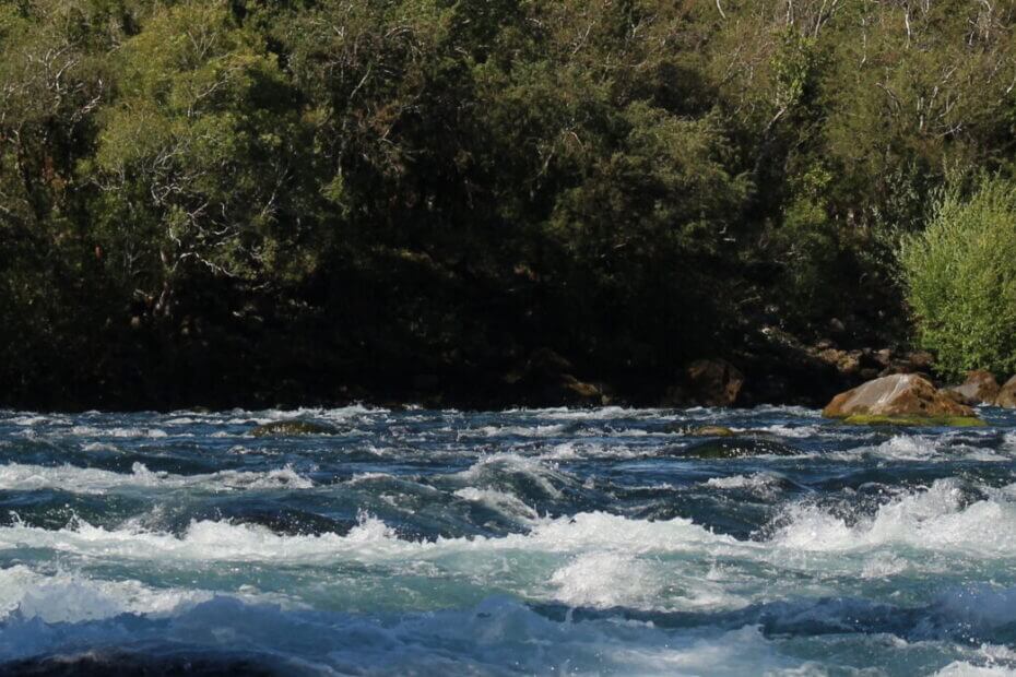 Excursión de rafting en el río Fuy, con aguas cristalinas rodeadas de montañas y bosque en Panguipull