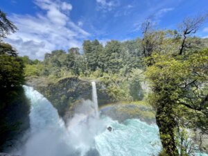 Imponente Salto Huilo Huilo, una cascada majestuosa en la región de los ríos, Chile