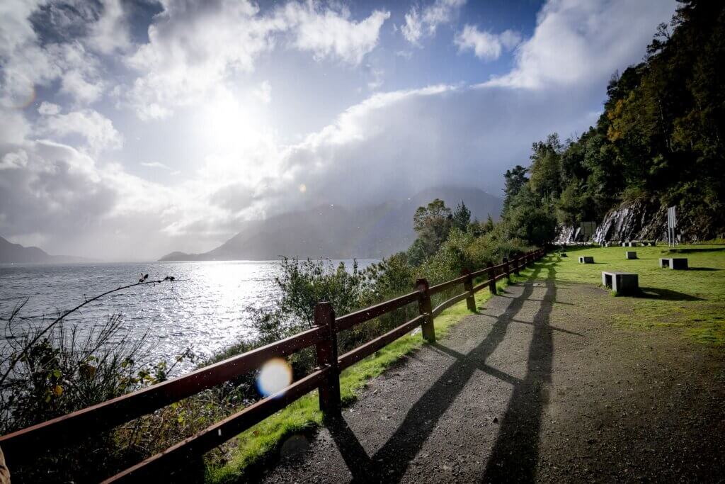Mirador con vista panorámica del Lago Panguipulli, un lugar ideal para disfrutar de la naturaleza en la región de Los Ríos.