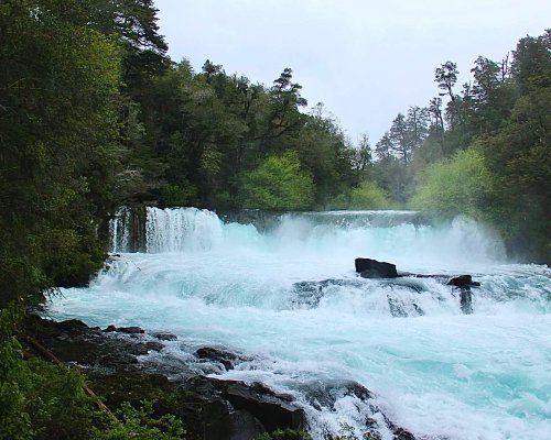 salto-la-leona-huilo-huilo.jpg Impresionante vista del Salto La Leona, una de las maravillas naturales en la Reserva Huilo Huilo.